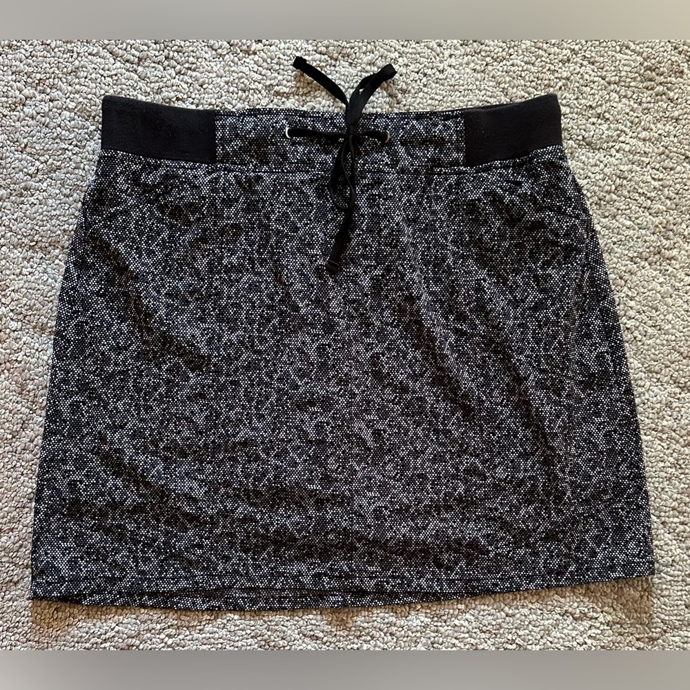 Khakis & Co Outdoors Women's Skort Black & White Print, Size 12